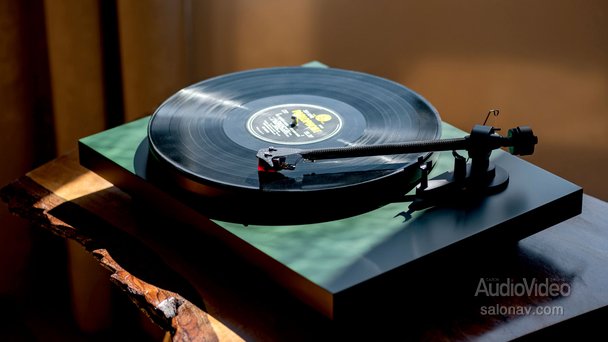 Pro-Ject-Debut-Carbon-EVO-lifestyle-1.jpg