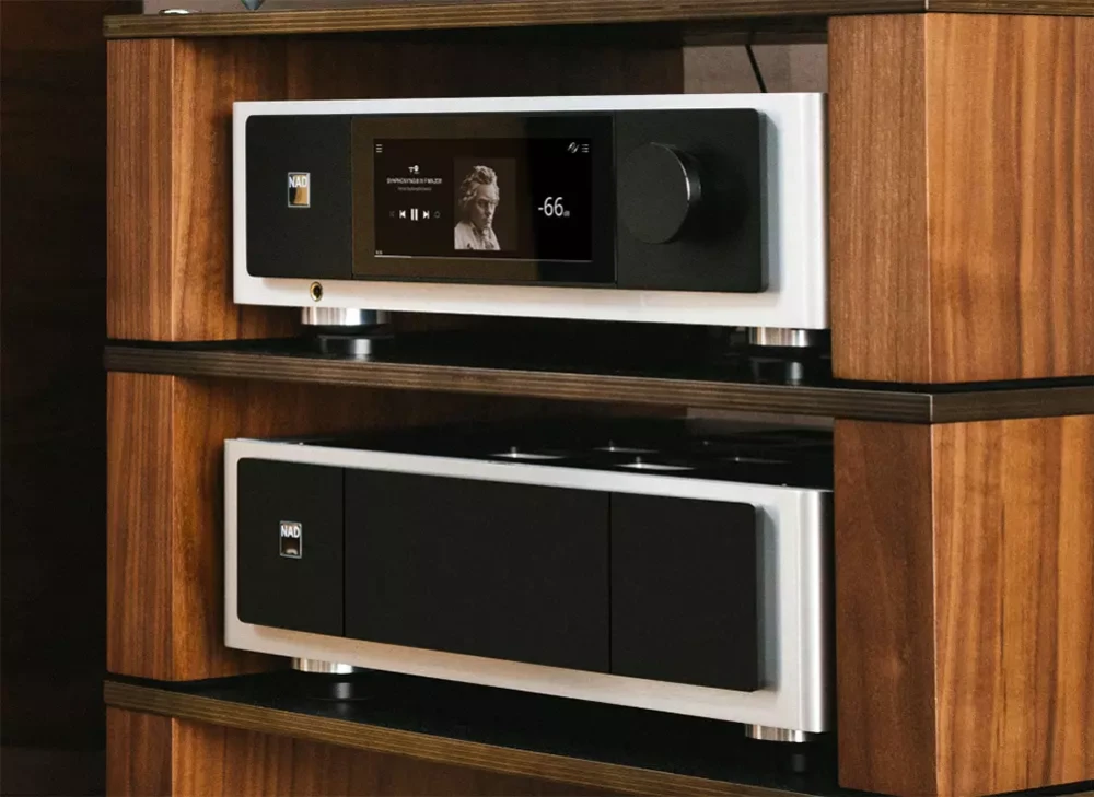 Сетевой интегральный усилитель NAD M33 V2 и усилитель мощности M23 V2 представлены на выставке High End Show 2025