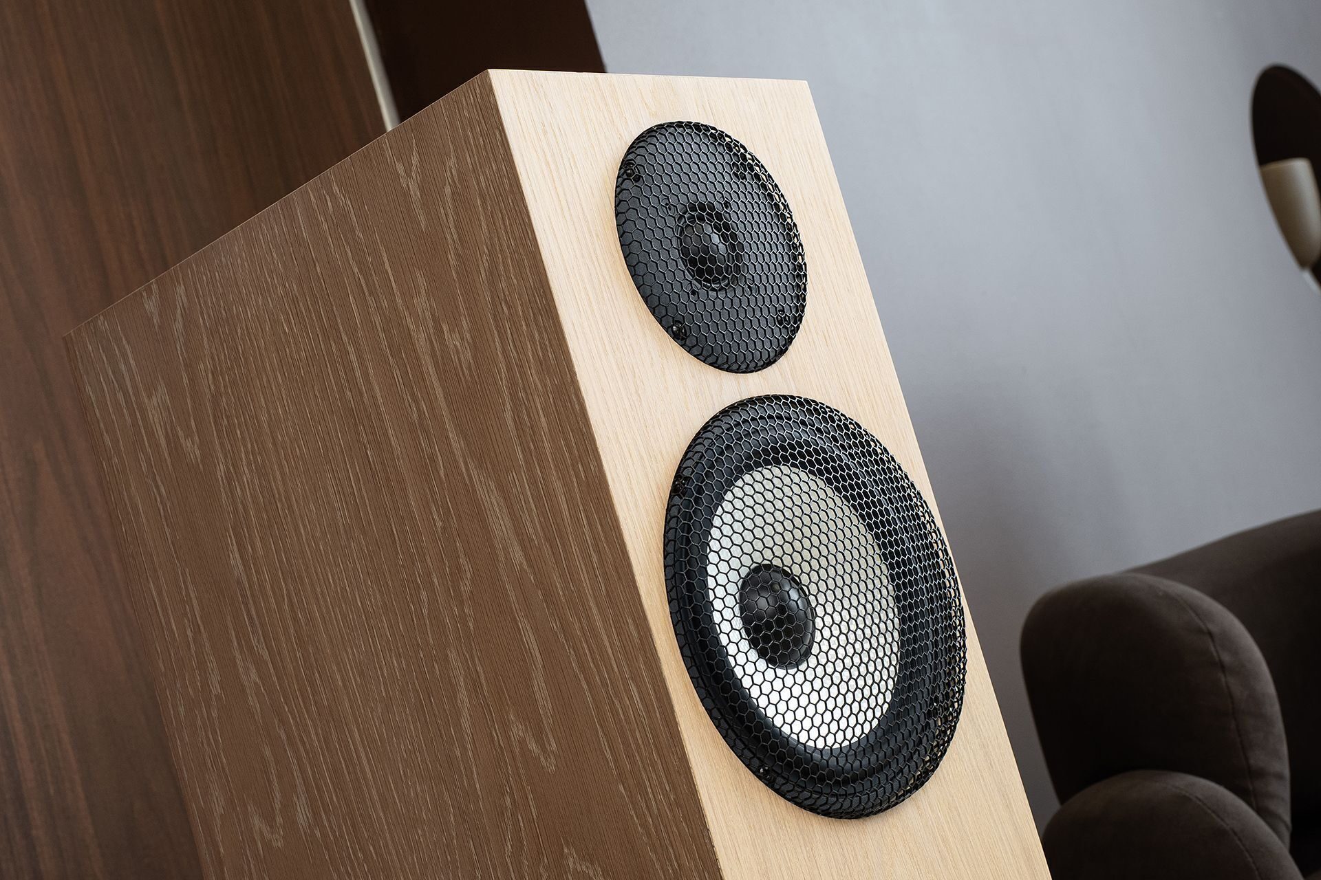 Тест напольной акустики Pylon Audio Ruby 25: встречать по одежке — моветон
