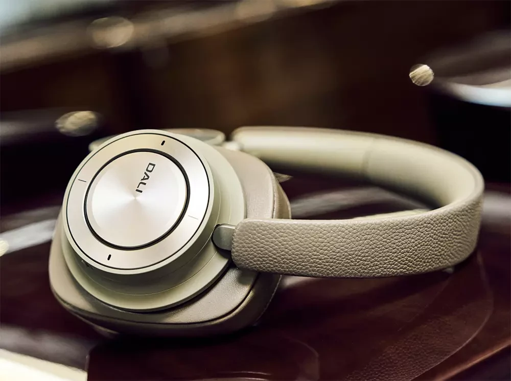 Беспроводные наушники Dali IO-12 теперь в цвете Mocha Grey