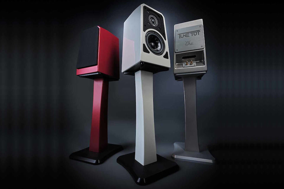 Wilson Audio представила стенды TuneTot: колонны из X-Material в сочетании с алюминиевыми панелями и основаниями ISOBase