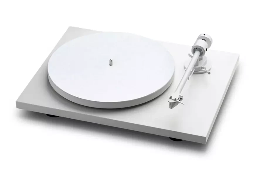 Pro-Ject T1 White Edition – зимняя версия популярного проигрывателя виниловых пластинок