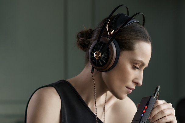 Meze_Audio-109Pro-Headphones-lifestyle2-Web.jpg
