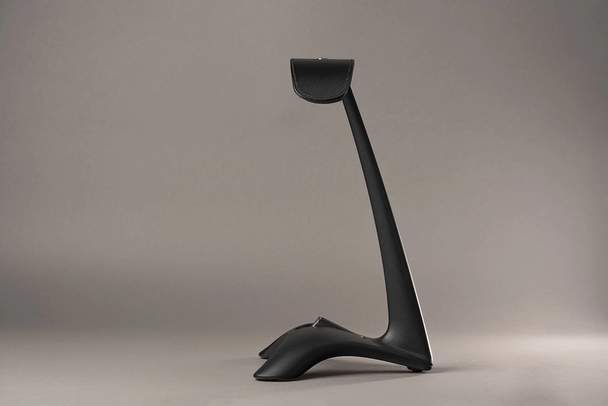 Meze-Manta-HeadphoneStand-06.jpg